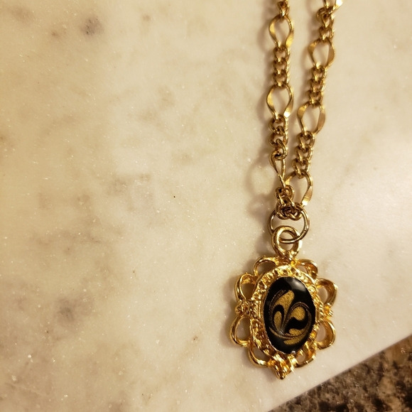 Vintage Vigaro Chain Filigree Gold Frame Black & Copper Cameo Center Necklace - Picture 5 of 14